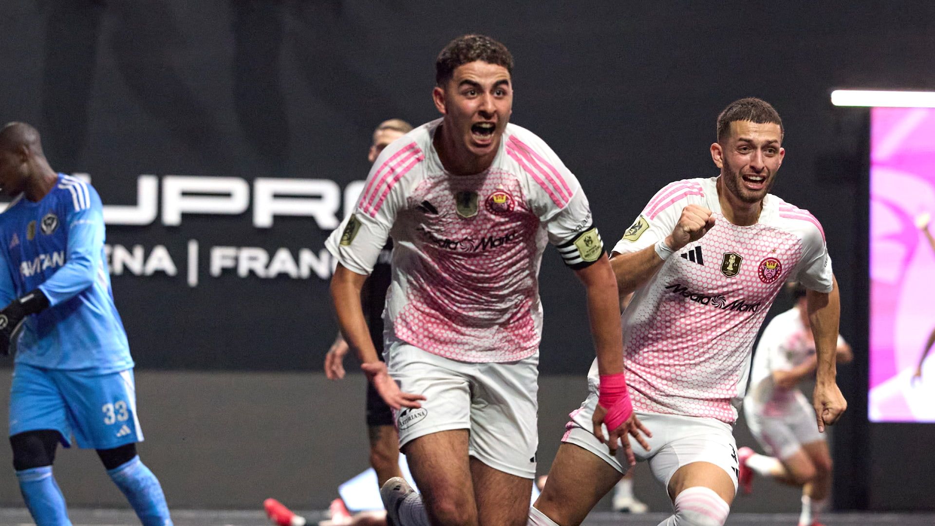 Los Troncos FC and Porcinos FC win the semifinals in Paris