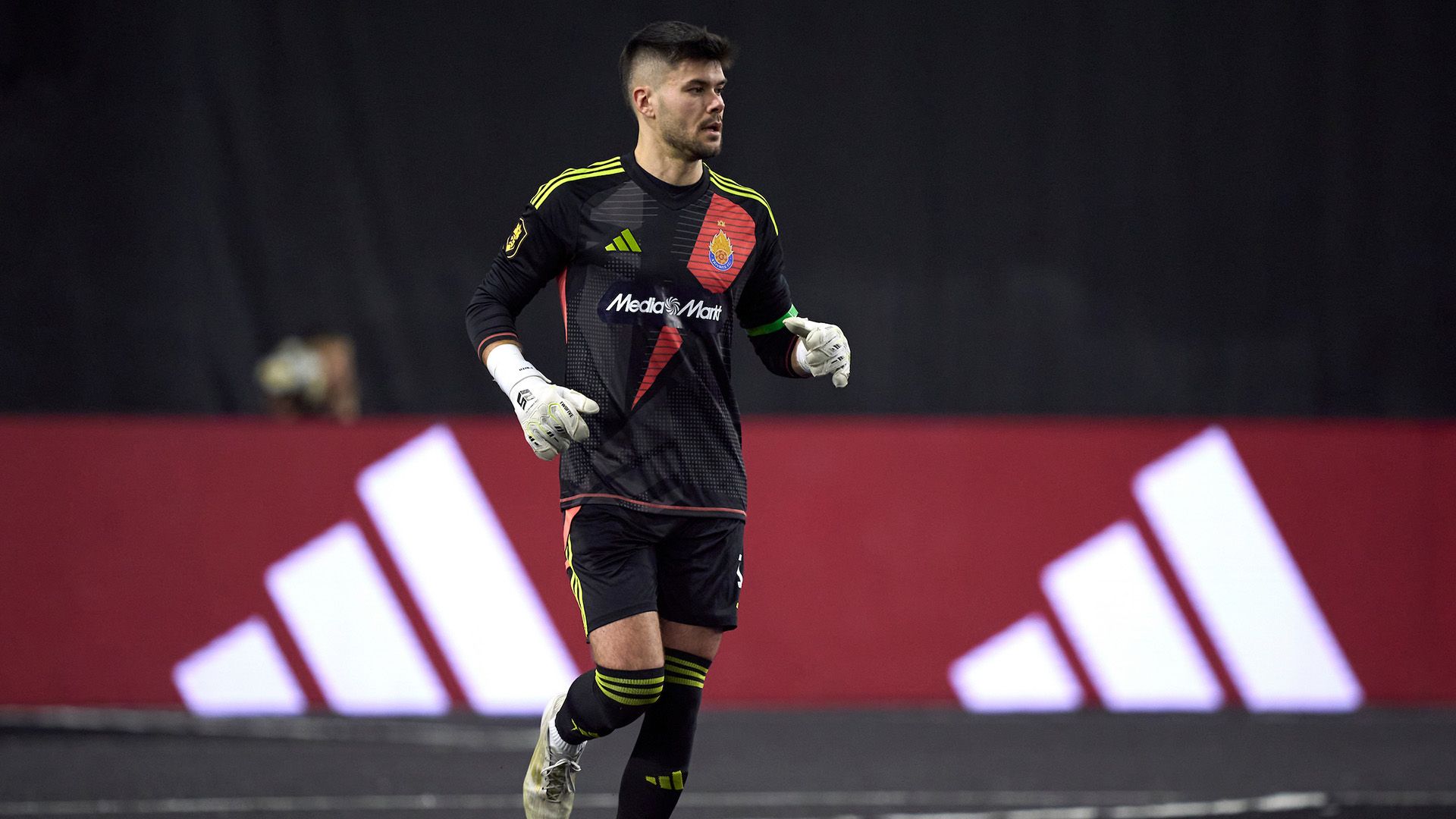Marc Briones reta al Kun Agüero antes de la Jornada 2
